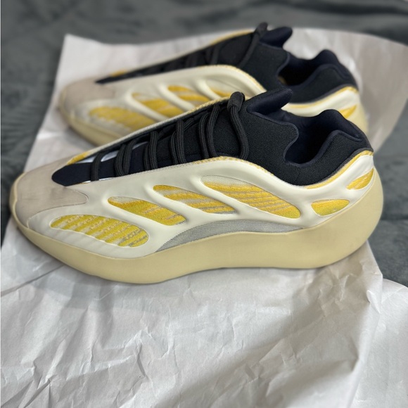 Brand New Yeezy V3 Safflower Size 10.5M - Picture 4 of 4